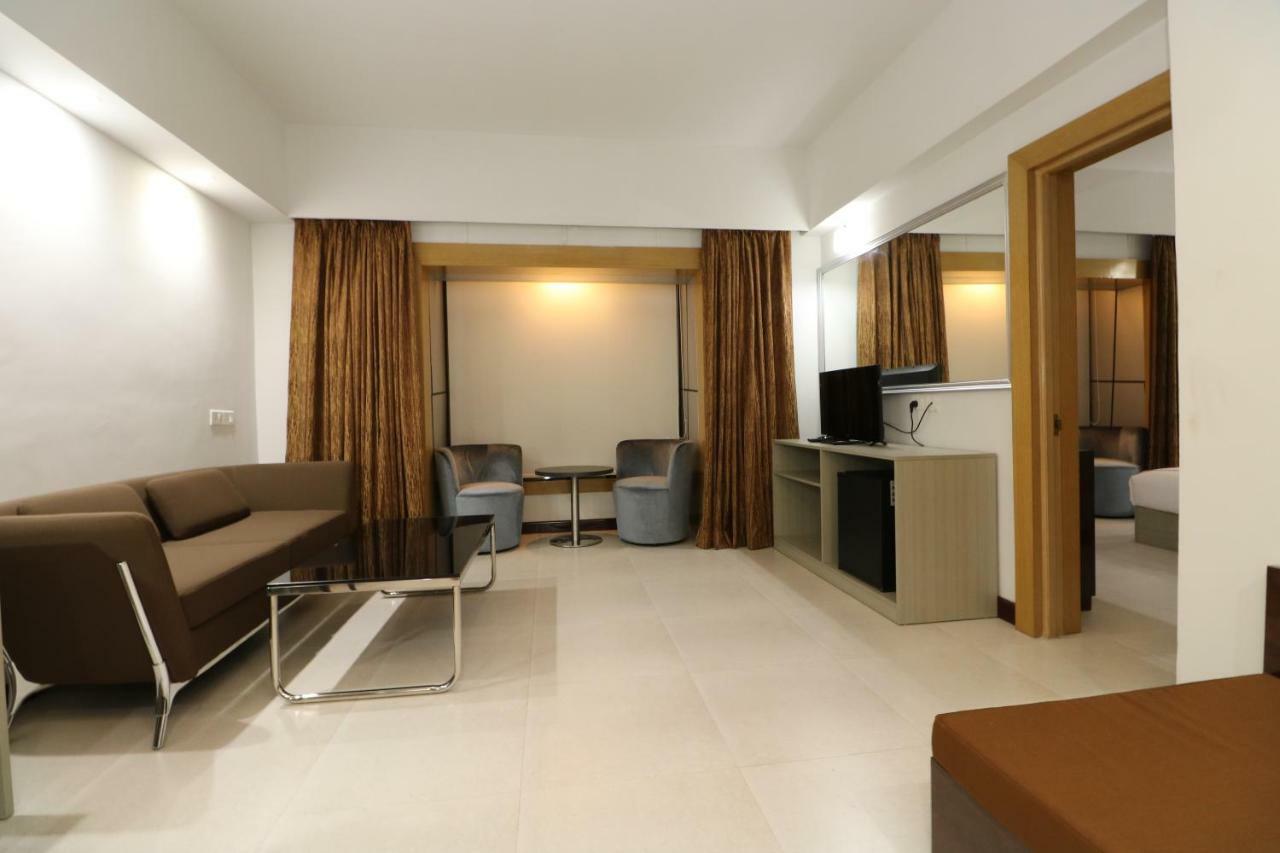 อริสโตแครต โฮเต็ล Hotel โกลกาตา ภายนอก รูปภาพ